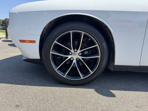 2017 Dodge Challenger SXT Plus