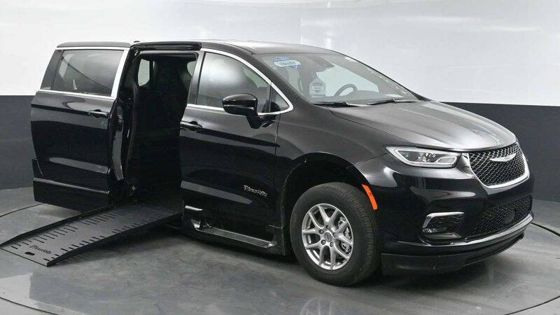 2025 Chrysler Pacifica Select's photo