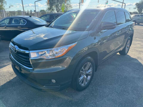 2014 Toyota Highlander for sale at American Best Auto Sales in Uniondale NY