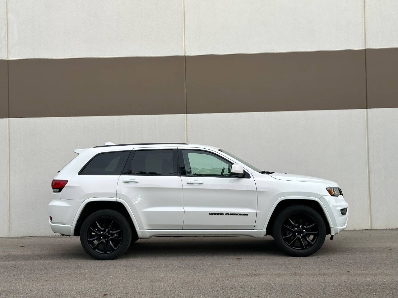 2021 Jeep Grand Cherokee for sale at Phoenix Motor Co in Romulus, MI