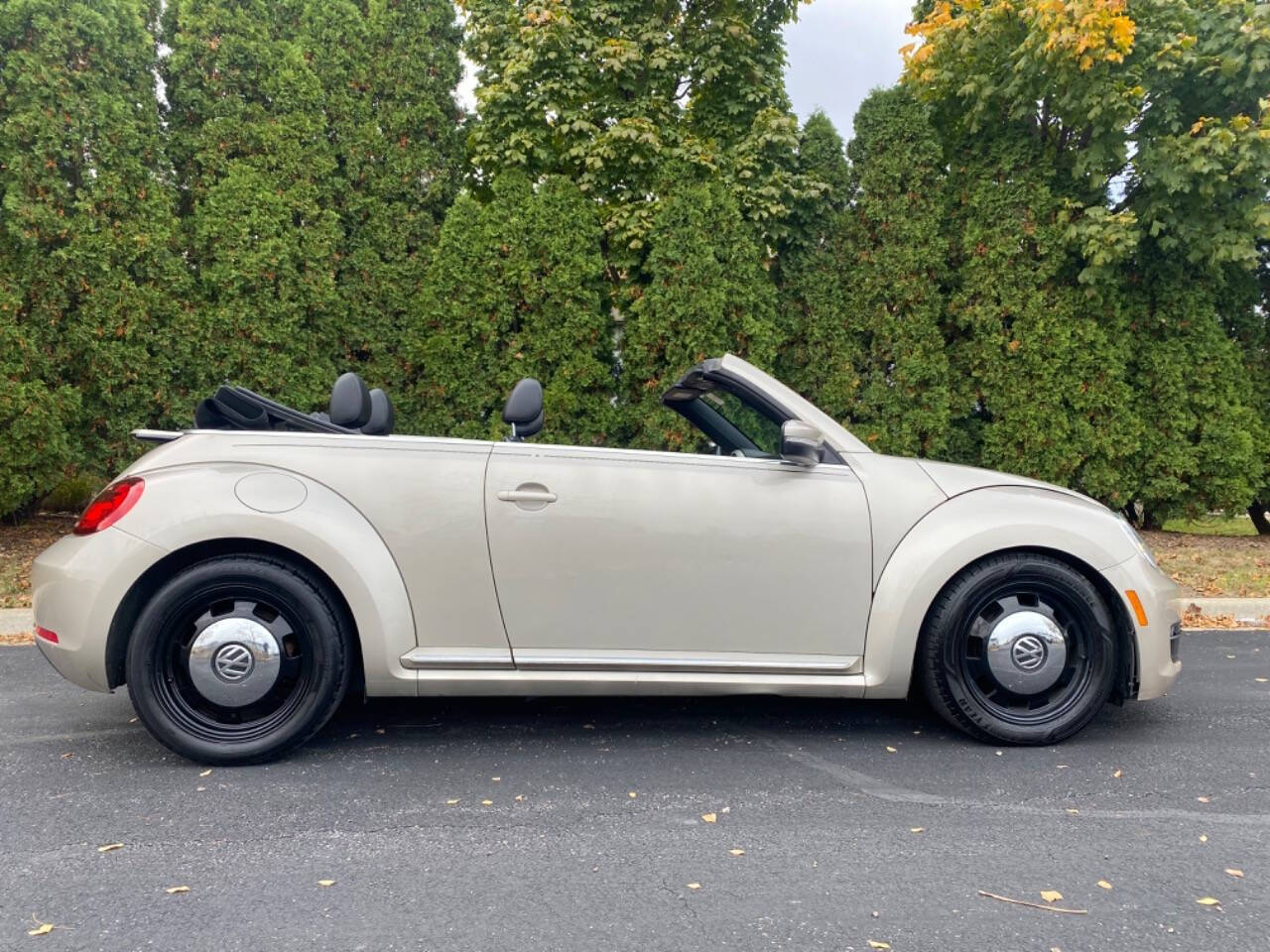 2013 Volkswagen Beetle Convertible for sale at Ideal Cars LLC in Skokie, IL