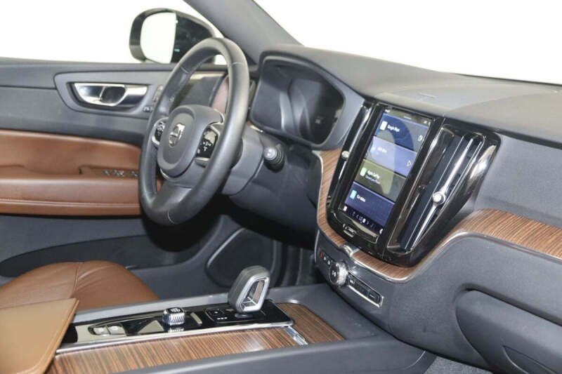 2023 Volvo XC60 B5 Plus Dark Theme