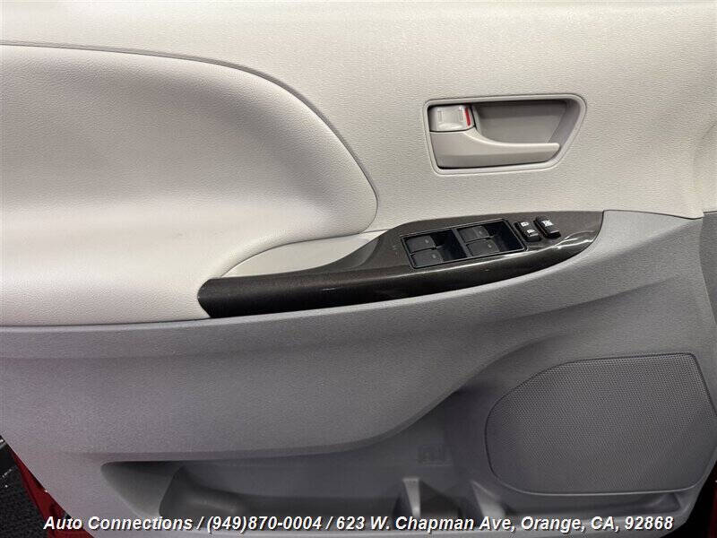 2012 Toyota Sienna LE 8-Passenger