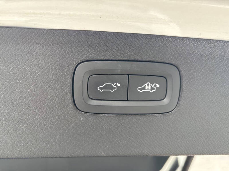 2024 Volvo XC90 Recharge T8 Ultimate Bright Theme 7P