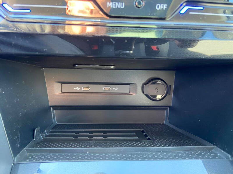 2025 Volkswagen Taos SE Black 4Motion