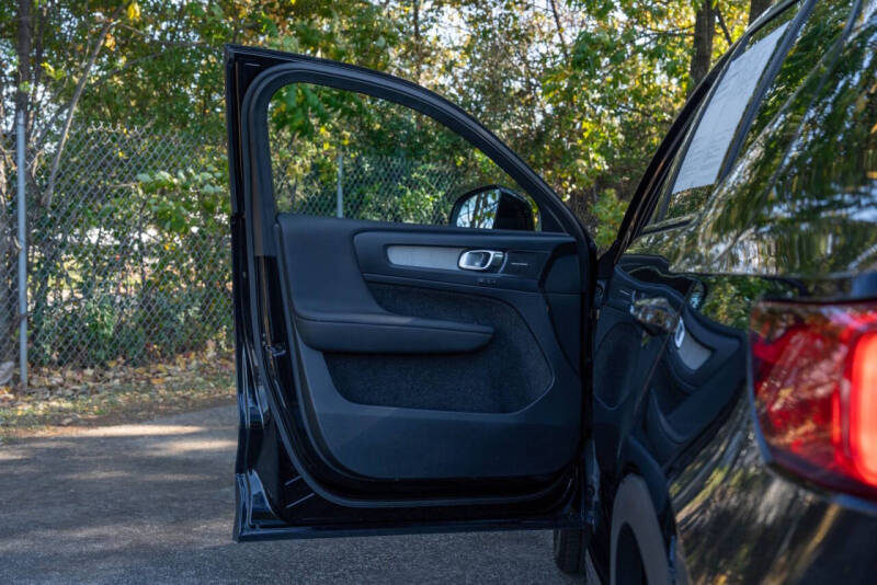 2024 Volvo XC40 B5 Ultimate Dark Theme