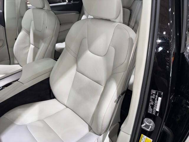 2022 Volvo XC90 T5 Momentum