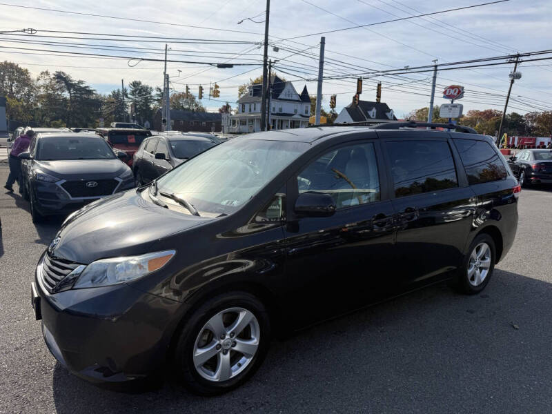 2011 Toyota Sienna LE's photo