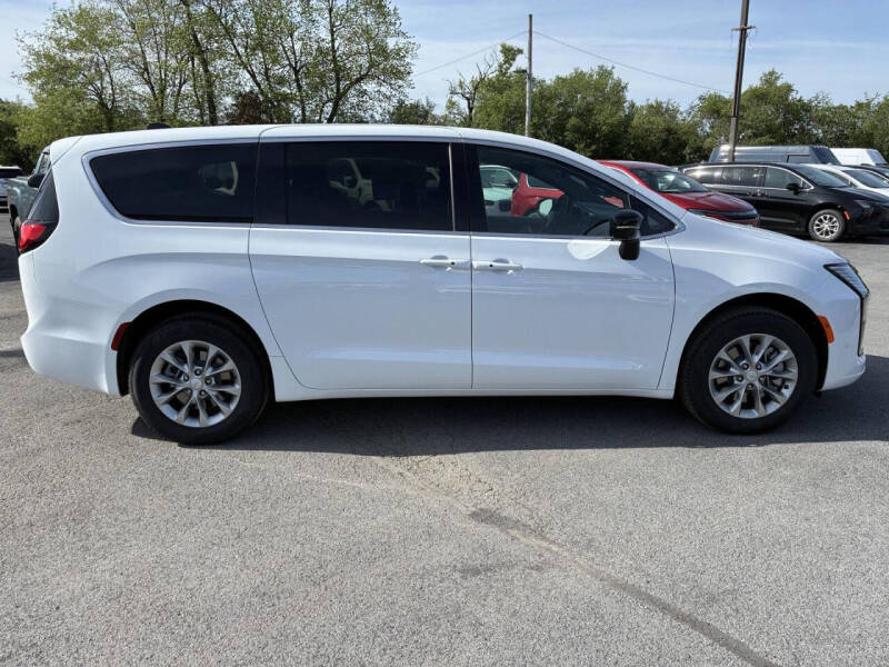 2027 Chrysler Pacifica Select
