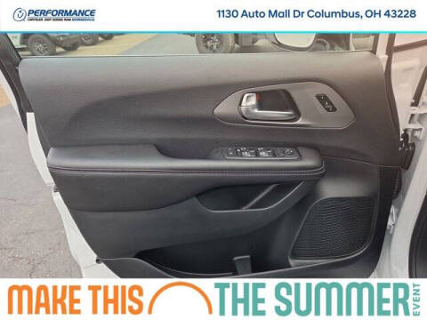 2027 Chrysler Pacifica Select