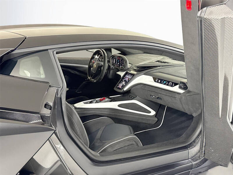 2024 Lamborghini Revuelto