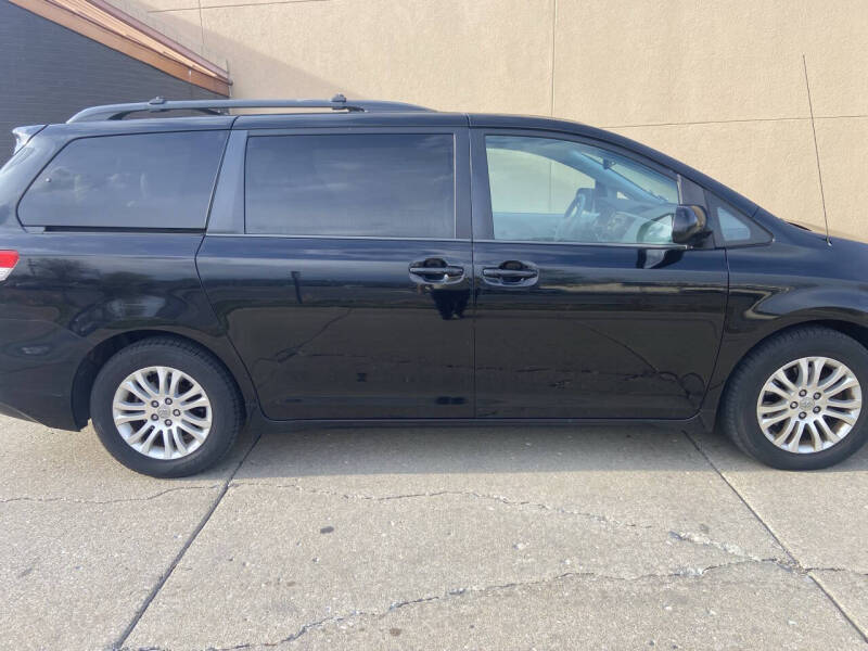 Image 5 of 2013 Toyota Sienna XLE 8-Passenger