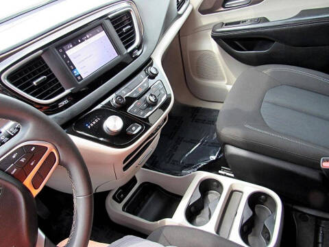 2022 Chrysler Voyager LX