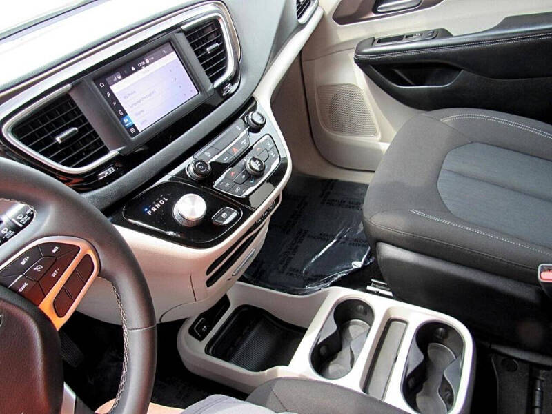 2022 Chrysler Voyager LX