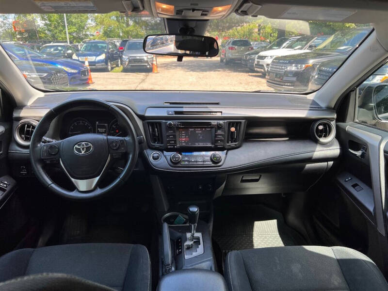 2017 Toyota RAV4 XLE photo 16