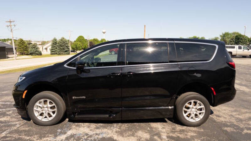 2025 Chrysler Pacifica Select
