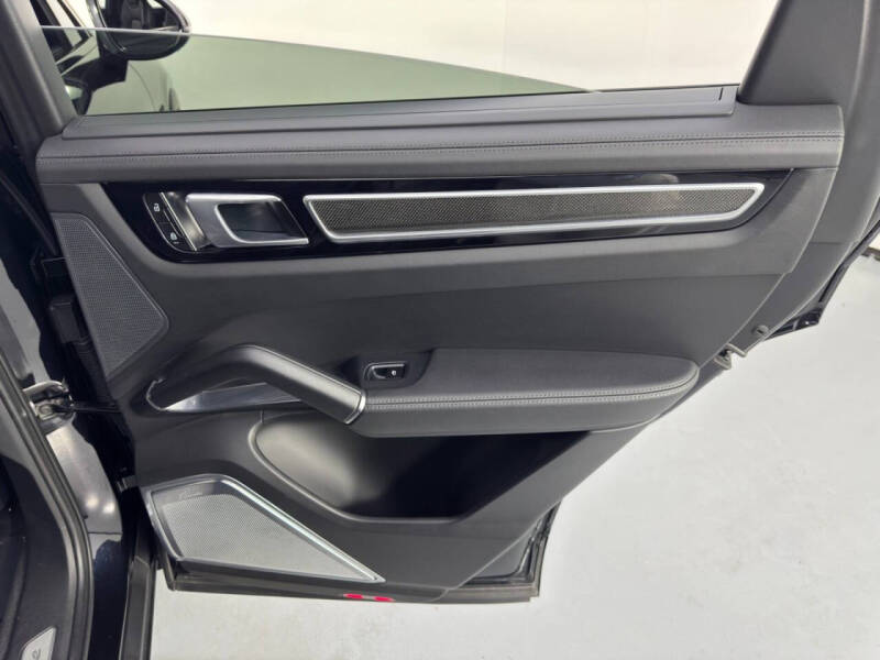 2022 Porsche Cayenne Turbo S E-Hybrid Coupe