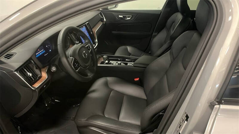 2025 Volvo V60 Cross Country B5 Plus