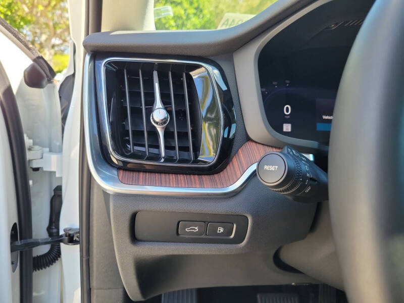 2024 Volvo S60 Recharge T8 Plus Dark Theme