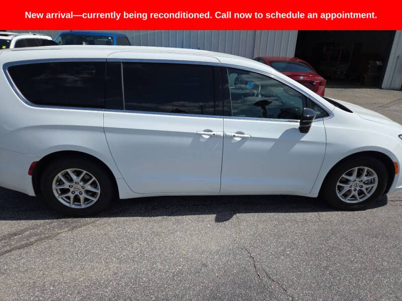 2025 Chrysler Pacifica Select