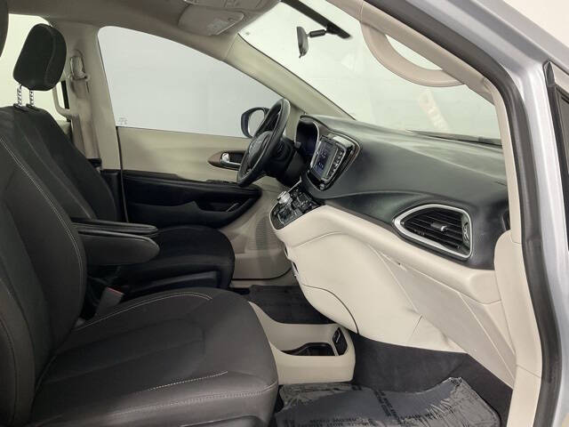 2022 Chrysler Voyager LX