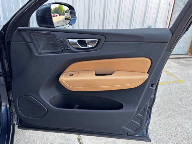 2023 Volvo XC60 B5 Ultimate Bright Theme