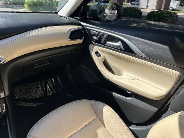 2017 Infiniti QX30 Premium