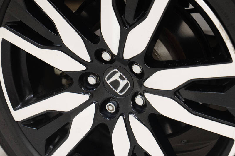 2019 Honda Pilot Touring w/Rear Captain's Chairs