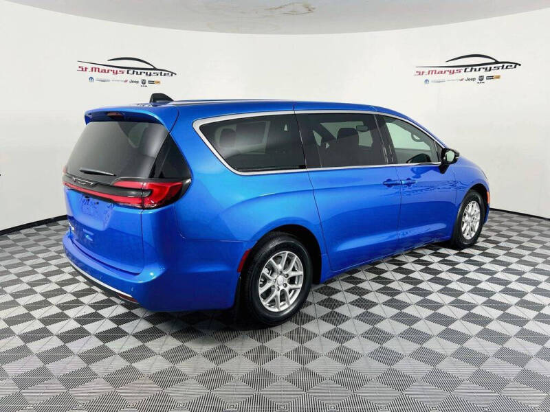 2027 Chrysler Pacifica Select