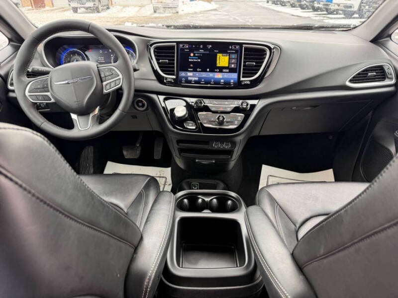 2025 Chrysler Pacifica Select