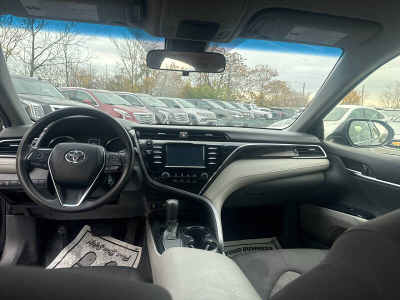 2018 Toyota Camry XLE photo 12