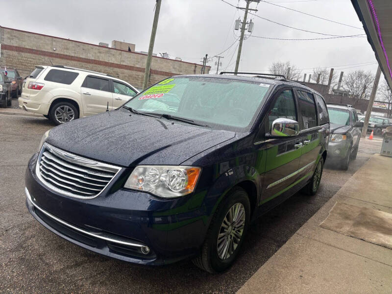 2013 Chrysler Town & Country Touring-L photo 4