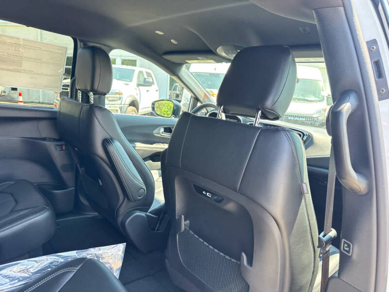 2027 Chrysler Pacifica Select