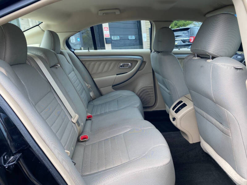 2015 Ford Taurus SE