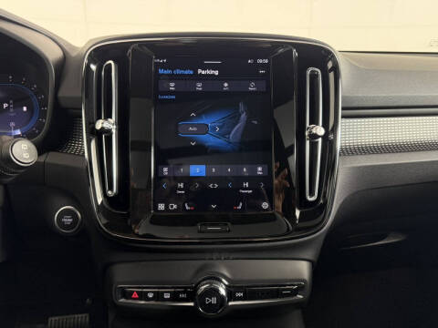 2024 Volvo XC40 B5 Plus Dark Theme