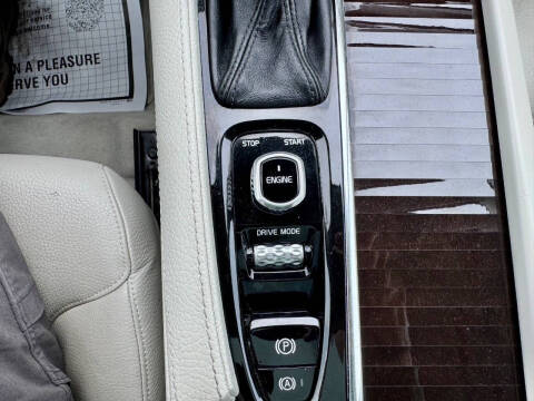 2017 Volvo XC90 T6 Momentum