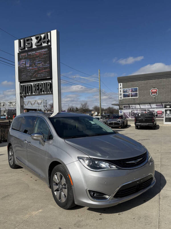 2017 Chrysler Pacifica Hybrid Platinum
