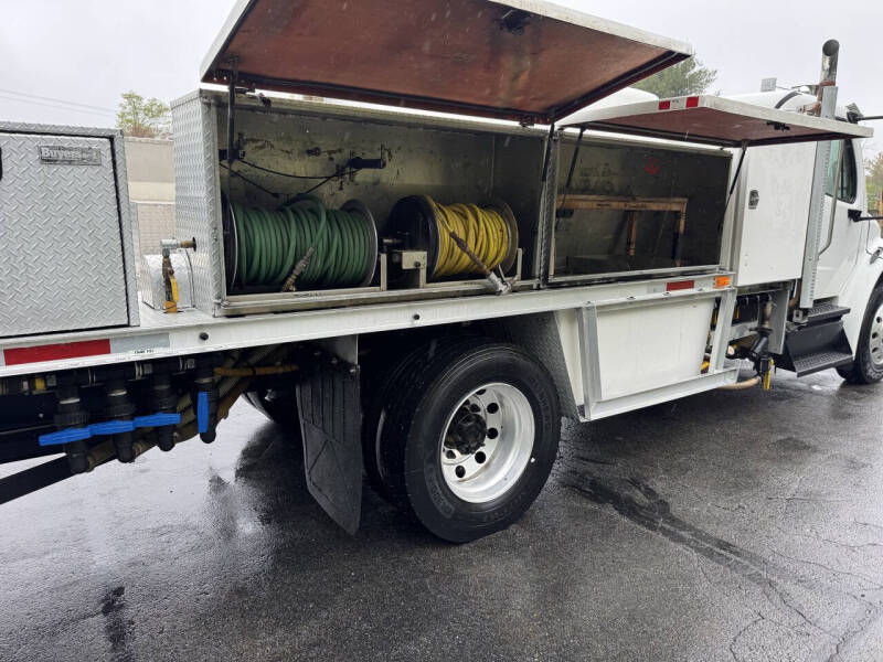 2011 Freightliner M2 106