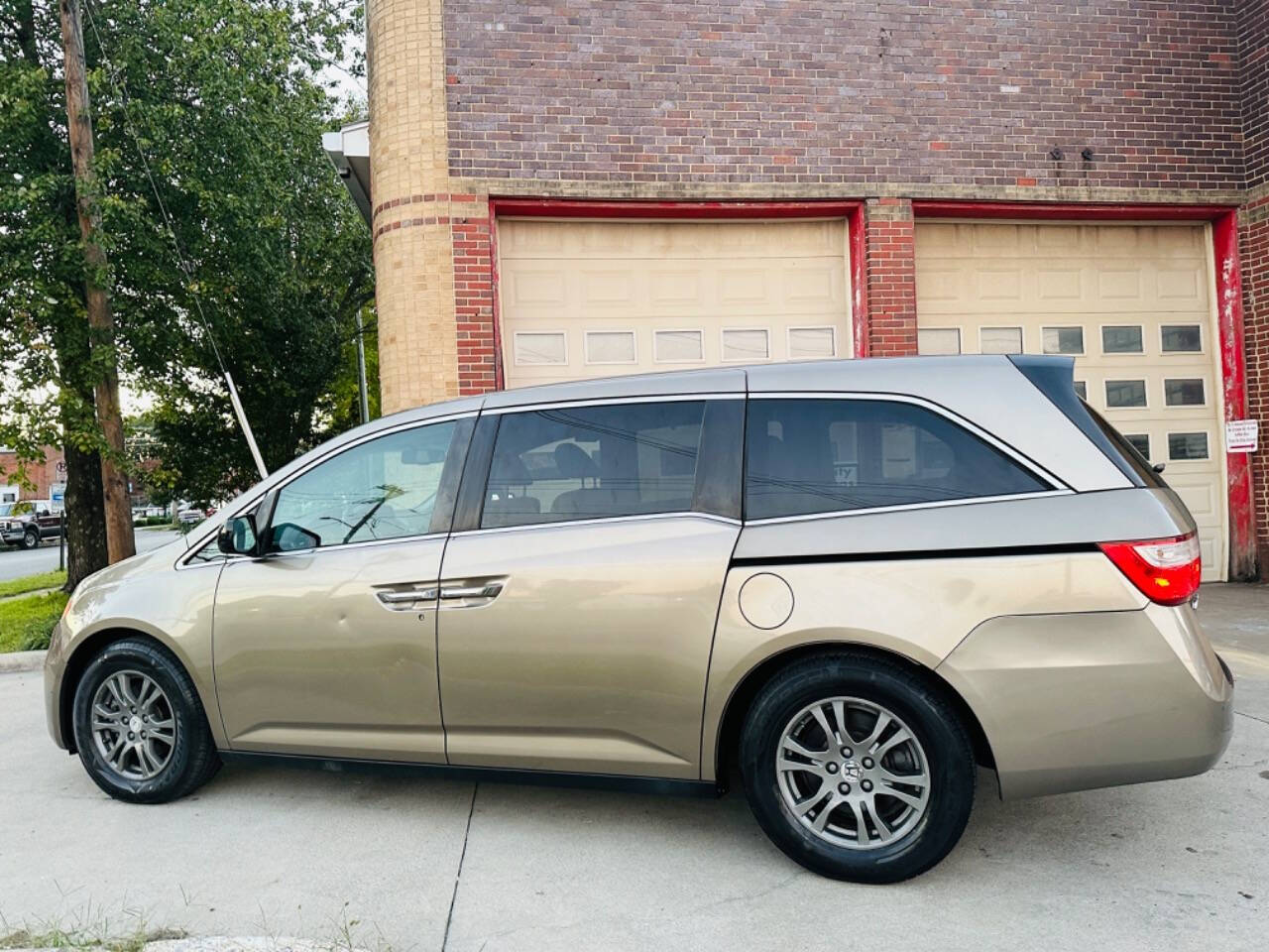 2011 Honda Odyssey for sale at American Dream Motors in Winchester, VA