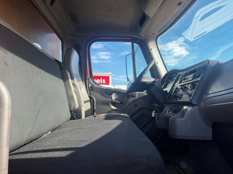 2010 Freightliner M2 106