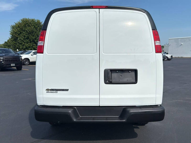 2025 Chevrolet Express 2500