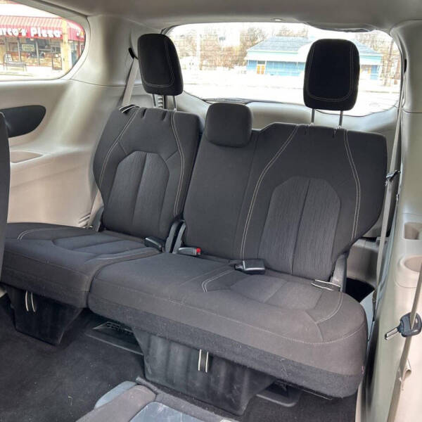 2023 Chrysler Voyager LX