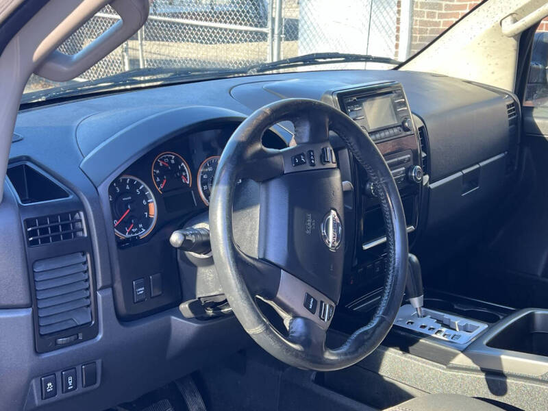 2014 Nissan Titan SV