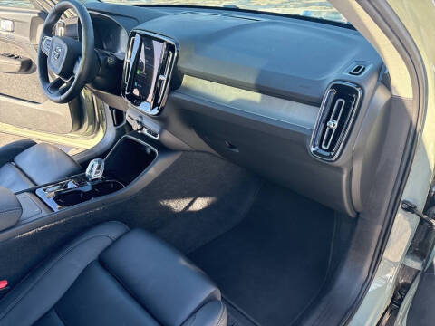 2025 Volvo XC40 B5 Plus Bright Theme