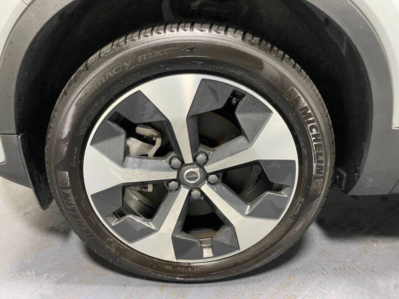2024 Volvo XC40 B5 Plus Bright Theme