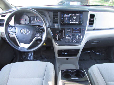2017 Toyota Sienna LE 8-Passenger