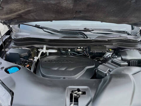 2021 Honda Pilot Touring w/Rear Captain's Chairs