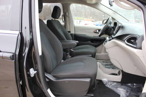 2022 Chrysler Voyager LX