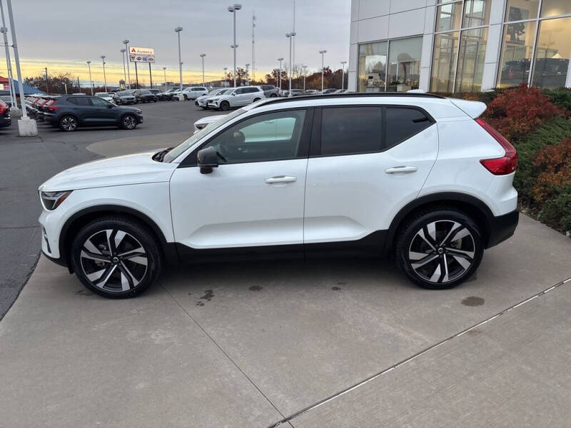 2025 Volvo XC40 B5 Plus Dark Theme