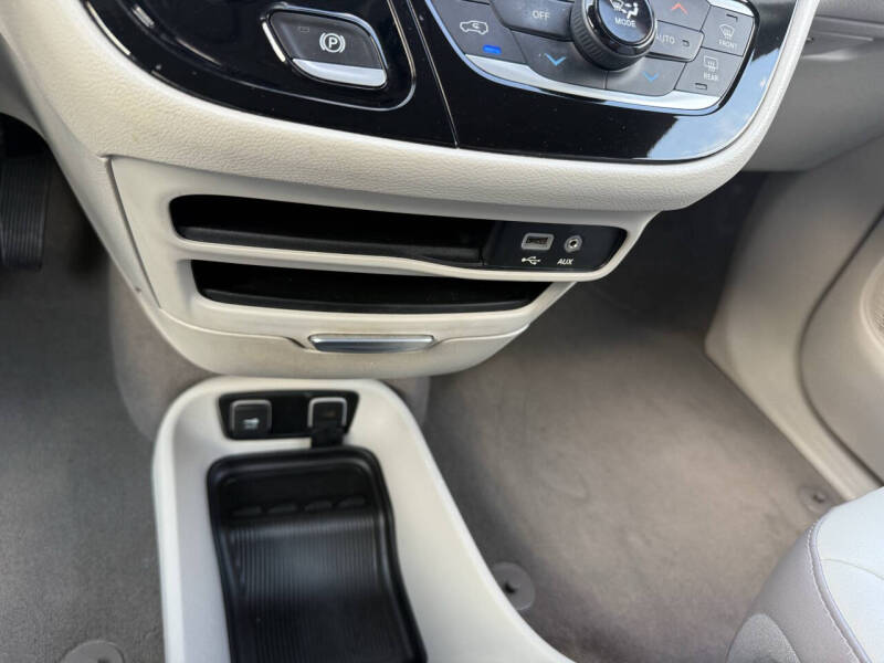 2017 Chrysler Pacifica Touring-L